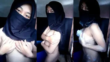 Bokep Tya Mandi Bugil Pake Jilbab Hitam poster