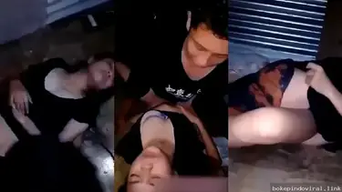 Gadis Mabuk Digarap Teman Di Kamar Kos poster
